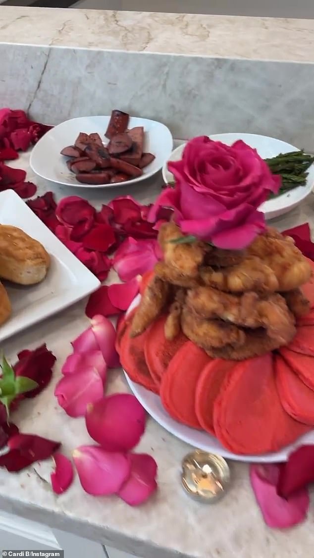 WL!  Walentynki w Cardi to wystawny brunch składający się z czerwonych naleśników, bekonu, herbatników, krewetek i owoców.
