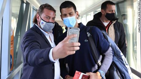 Mężczyzna robi selfie z Djokoviciem po przylocie na lotnisko im. Nikoli Tesli w Belgradzie w Serbii.