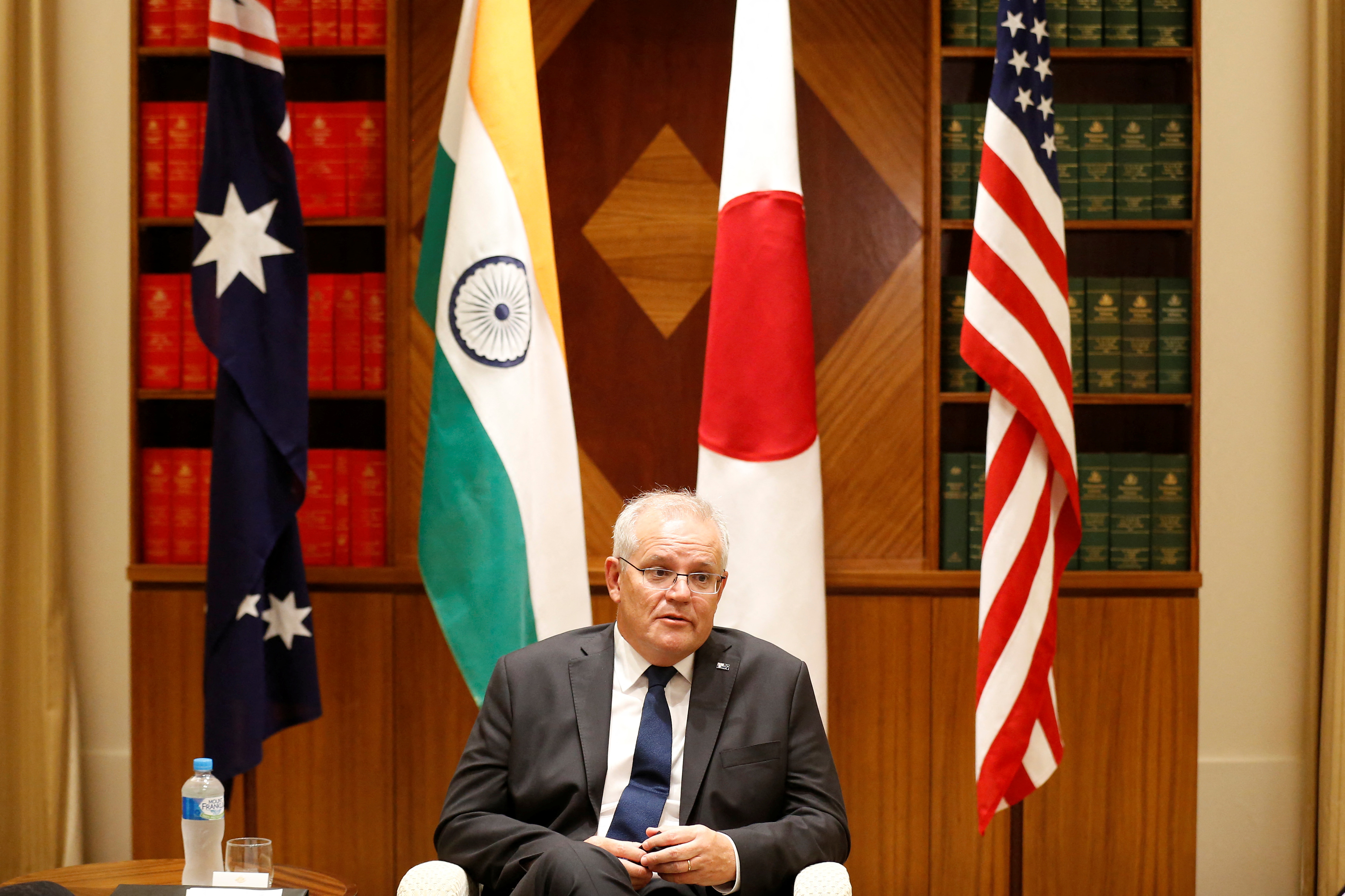 Premier Australii Scott Morrison rozmawia z mediami w Biurze Parlamentu Wspólnoty Narodów w Melbourne, w Melbourne, Australia, 11 lutego 2022 r. Darrian Traynor / Pool przez REUTERS