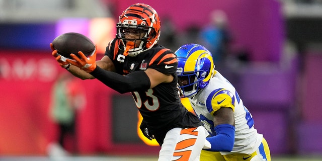 Tyler Boyd, po lewej, z Cincinnati Bengals przejmuje podanie na cztery jardy, gdy obrońca David Long z Los Angeles Rams blokuje się podczas drugiej kwarty meczu piłkarskiego Super Bowl LVI na stadionie SoFi w Englewood w Kalifornii Niedziela, luty 13, 2022. 