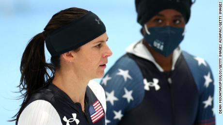 Brittany Bo (z lewej) i Erin Jackson patrzą podczas treningu na Narodowym Owalu Łyżwiarstwa Szybkiego w Pekinie przed Zimowymi Igrzyskami Olimpijskimi.