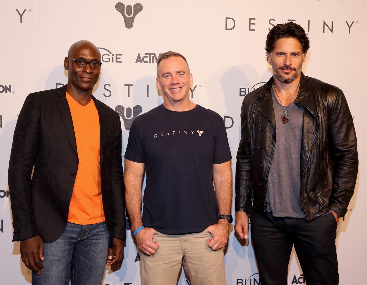 Lance Reddick na przyjęciu inauguracyjnym Destiny z dyrektorem generalnym Bungie Pete Parsonsem i innym aktorem Joe Manganiello