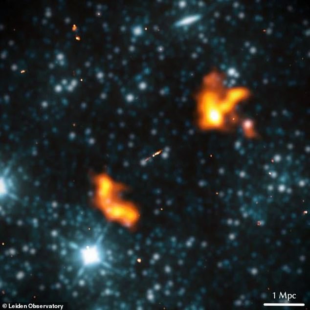 Astronomowie odkryli największą znaną galaktykę - 153 razy większą od naszej Drogi Mlecznej.  Galaktyka zwana Alkyoneus (na zdjęciu) znajduje się około 3 miliardów lat świetlnych od Ziemi i ma około 16,3 miliona lat świetlnych długości.