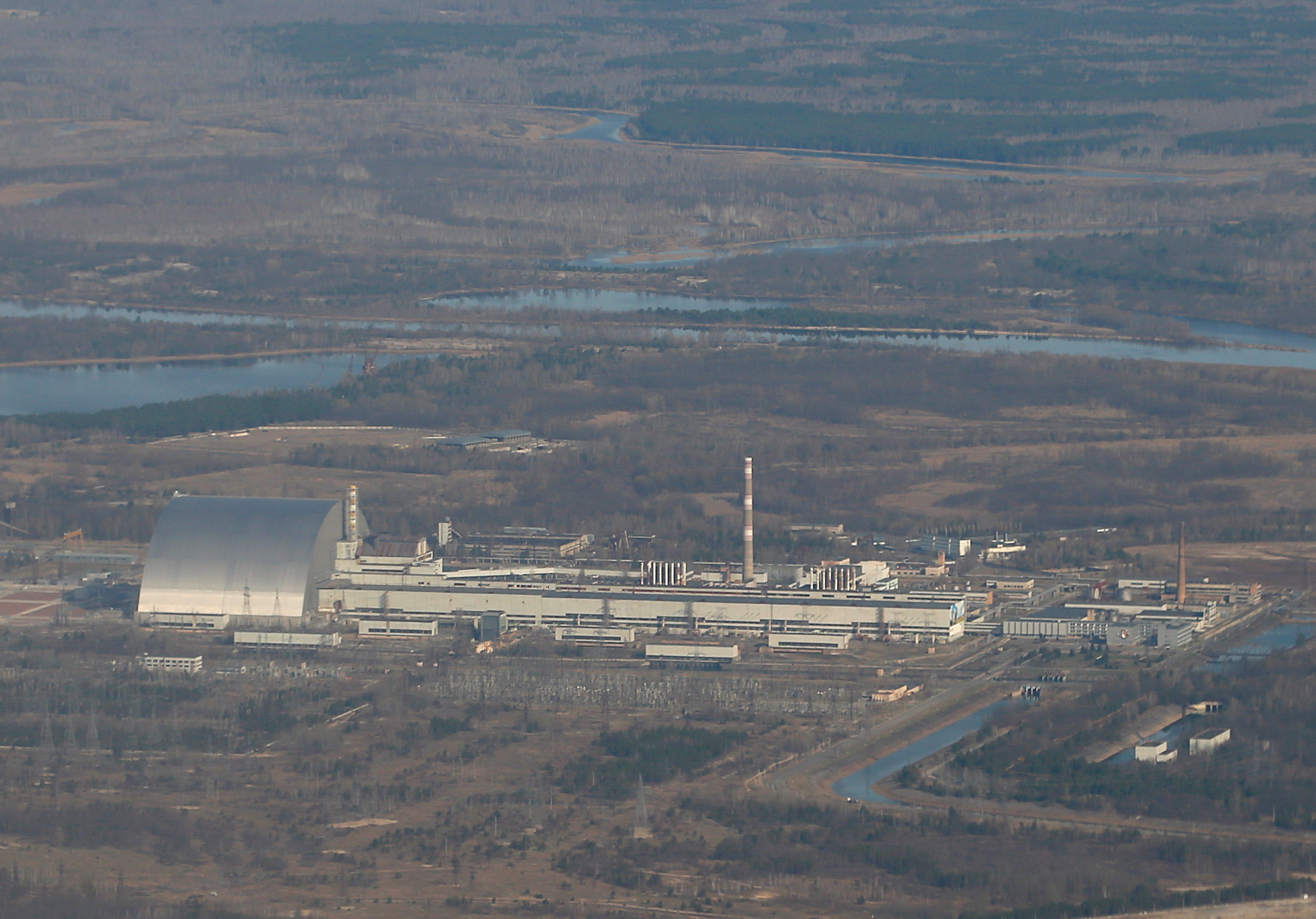 Widok z lotu ptaka pokazuje nową konstrukcję Safe Confinement (NSC) nad starym sarkofagiem pokrywającym uszkodzony 4. reaktor elektrowni jądrowej w Czarnobylu podczas wycieczki po Czarnobylskiej Strefie Wykluczenia na Ukrainie, 3 kwietnia 2021 r. REUTERS / Gleb Garanich /Zdjęcie pliku