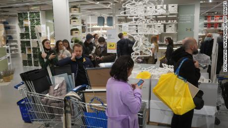 Kupujący czekają w kolejce, aby zapłacić za zakupy w sklepie IKEA 3 marca 2022 r. w Moskwie.