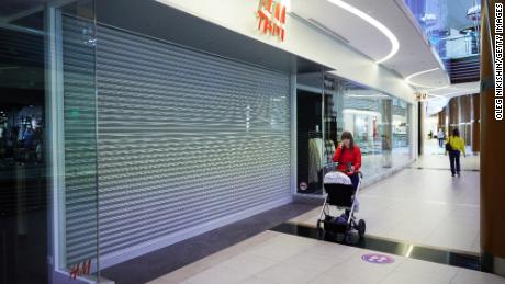 Kupujący przechodzą przez sklep H&C.  Zamknięte M w centrum handlowym Vegas 4 marca 2022 r. w stolicy Rosji.