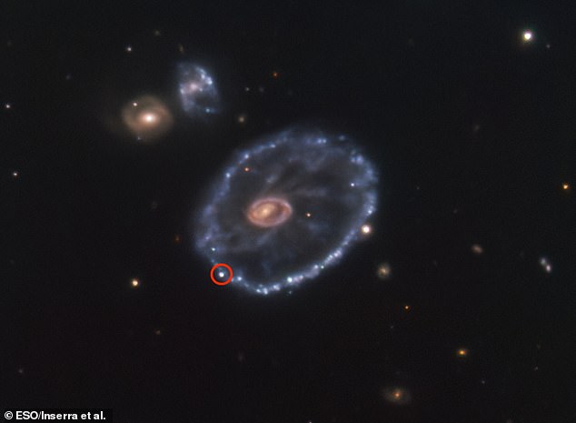 Supernowa, zwana SN2021afdx, pojawiła się w nietypowo ukształtowanej galaktyce Cartwheel, która znajduje się w konstelacji Rzeźbiarza.