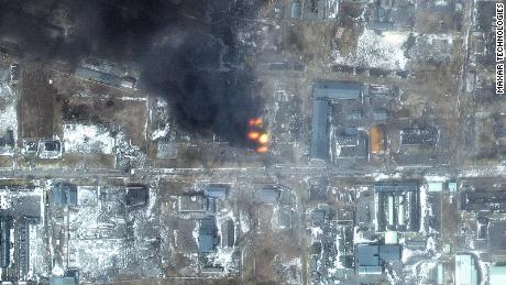 To zdjęcie satelitarne pokazuje pożary na obszarze przemysłowym w zachodniej części Mariupola w dniu 12 marca.