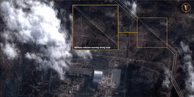 Zdjęcie satelitarne z nałożoną grafiką przedstawia pojazdy wojskowe obok elektrowni jądrowej w Czarnobylu w Czarnobylu na Ukrainie 25 lutego 2022 r. 