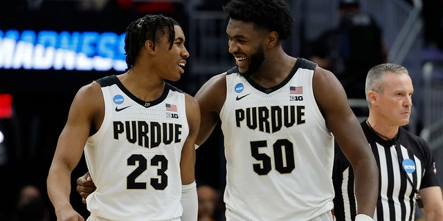 Jaden Ivey i Travon Williams z Purdue University świętują podczas drugiej połowy drugiej rundy meczu koszykówki NCAA przeciwko Teksasowi w niedzielę, 20 marca 2022 r., w Milwaukee.  Bordeaux wygrało 81-71.