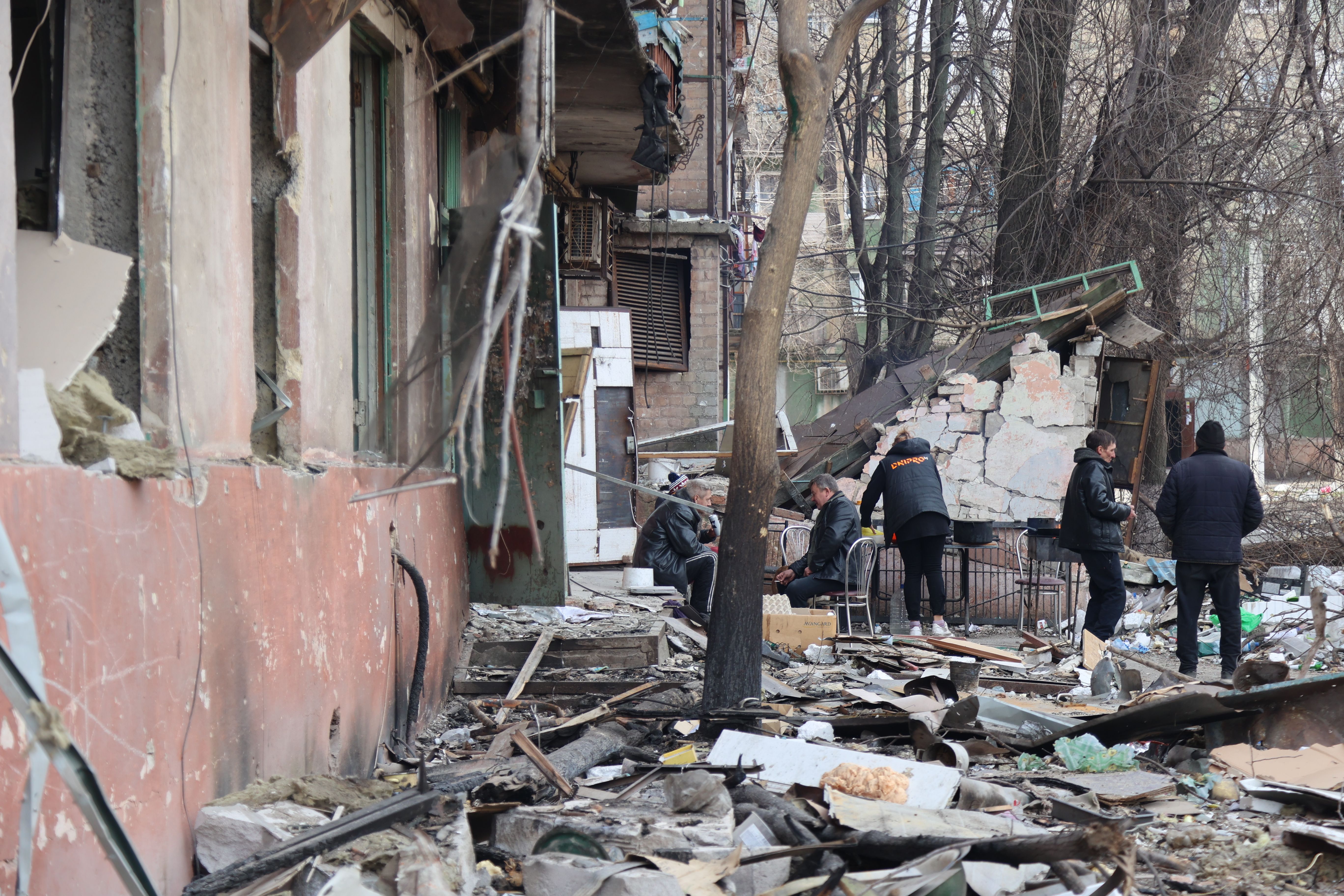     Widok zniszczonych budynków i pojazdów po zbombardowaniu ukraińskiego miasta Mariupol, będącego pod kontrolą armii rosyjskiej i prorosyjskich separatystów, 29 marca.