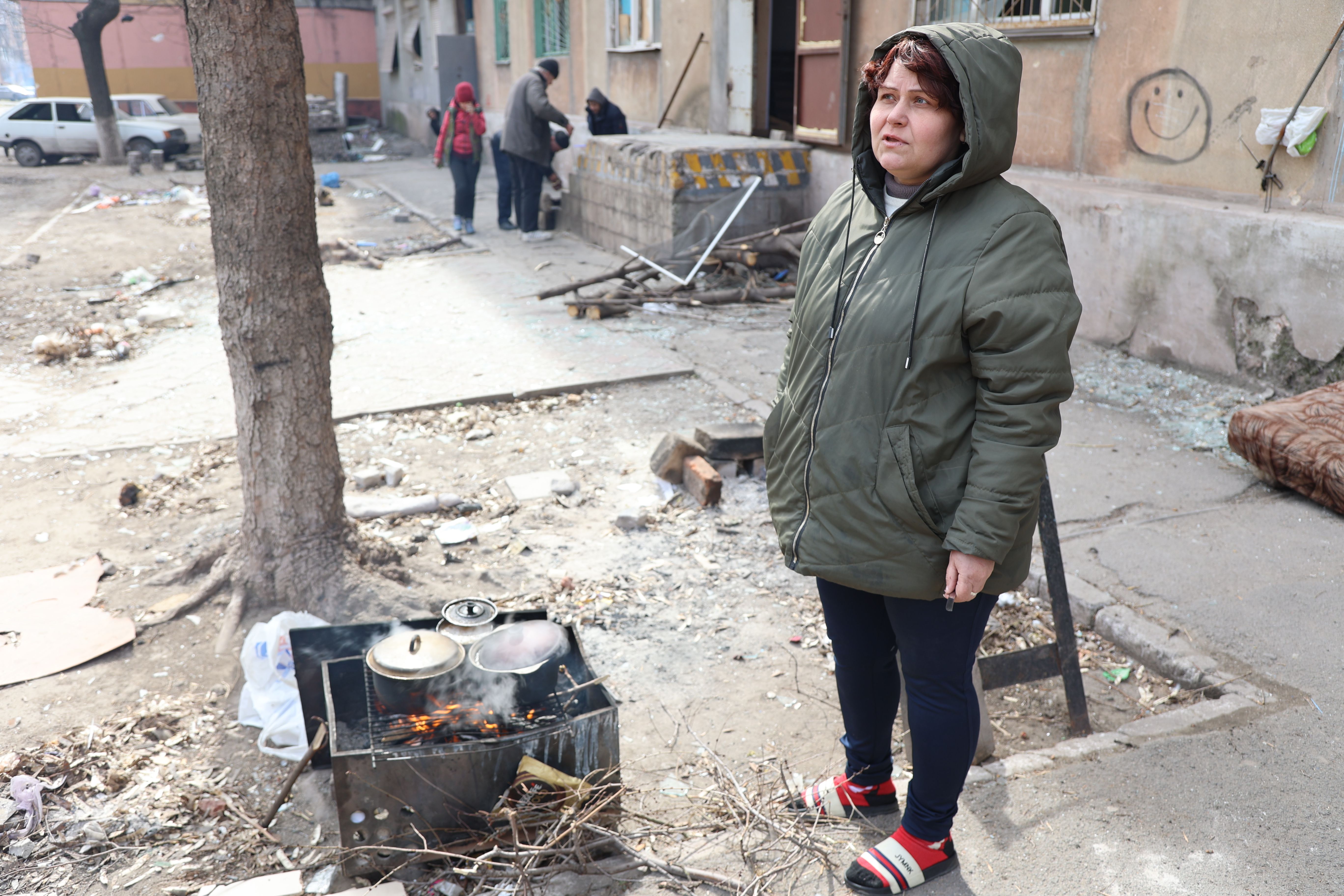 Cywile gotują jedzenie wśród gruzów zbombardowanego mieszkania w ukraińskim mieście Mariupol, kontrolowanym przez armię rosyjską i prorosyjskich separatystów, 29 marca.