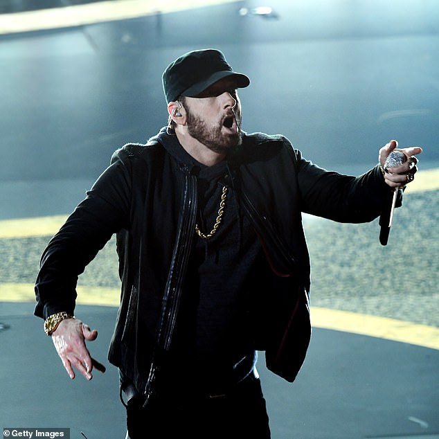 Record Recorder: Eminem przeszedł do historii, kiedy otrzymał 73,5 miliona nowych certyfikatów z programu Gold i Platinum, co czyni go najbardziej uhonorowanym indywidualnym artystą muzycznym w historii RIAA;  Oglądał jego występ na 92. dorocznym rozdaniu Oscarów w lutym 2020 r.