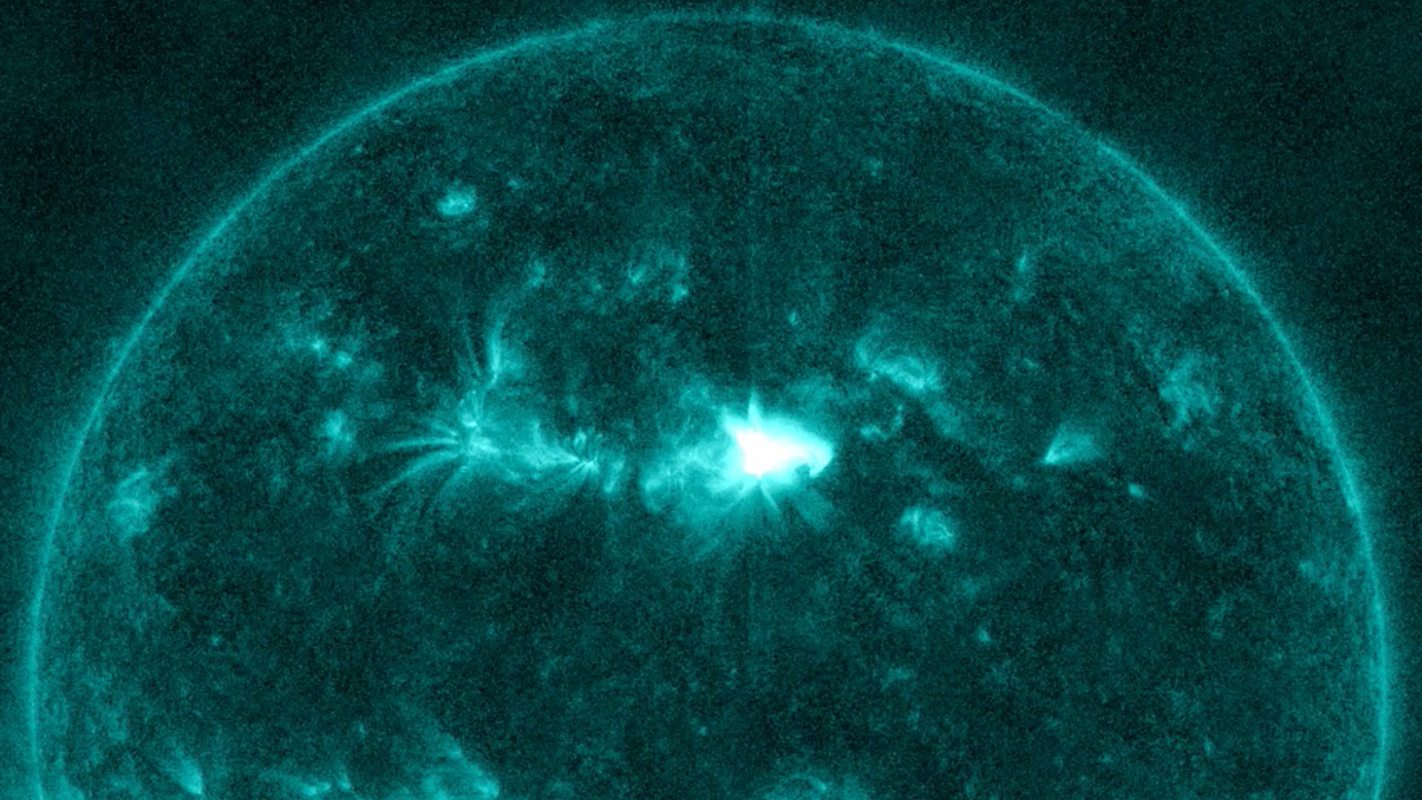 Jeden z 17 różnych rozbłysków z aktywnej plamy słonecznej AR 2975 świeci jasno na tym zdjęciu z Solar Dynamics Observatory, wykonanym 28-29 marca 2022 roku.