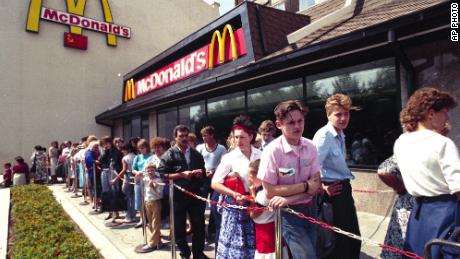 Rosjanie czekają w kolejce przed restauracją fast food McDonald's w Moskwie w 1990 roku. 