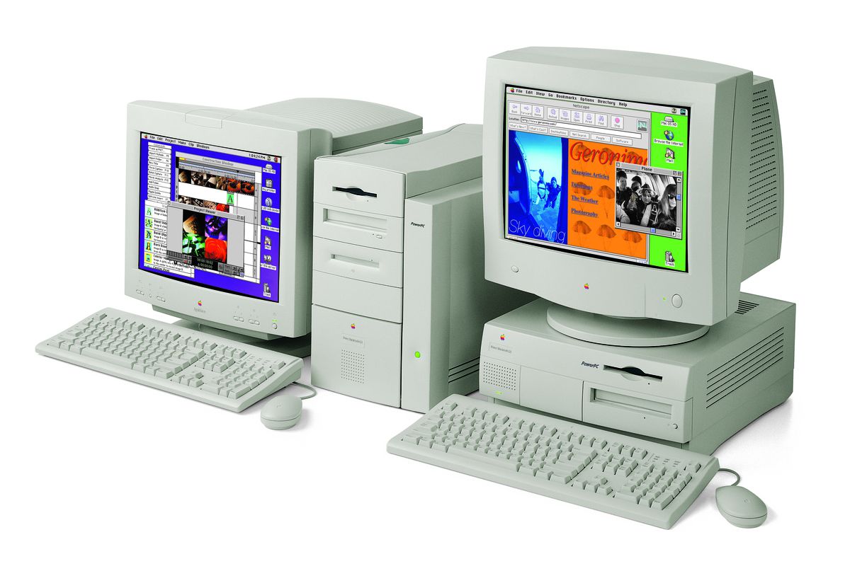 Komputery stacjonarne Beige Power Macintosh G3, jeden w obudowie typu tower, drugi w wersji podstawowej, z dużymi monitorami CRT.