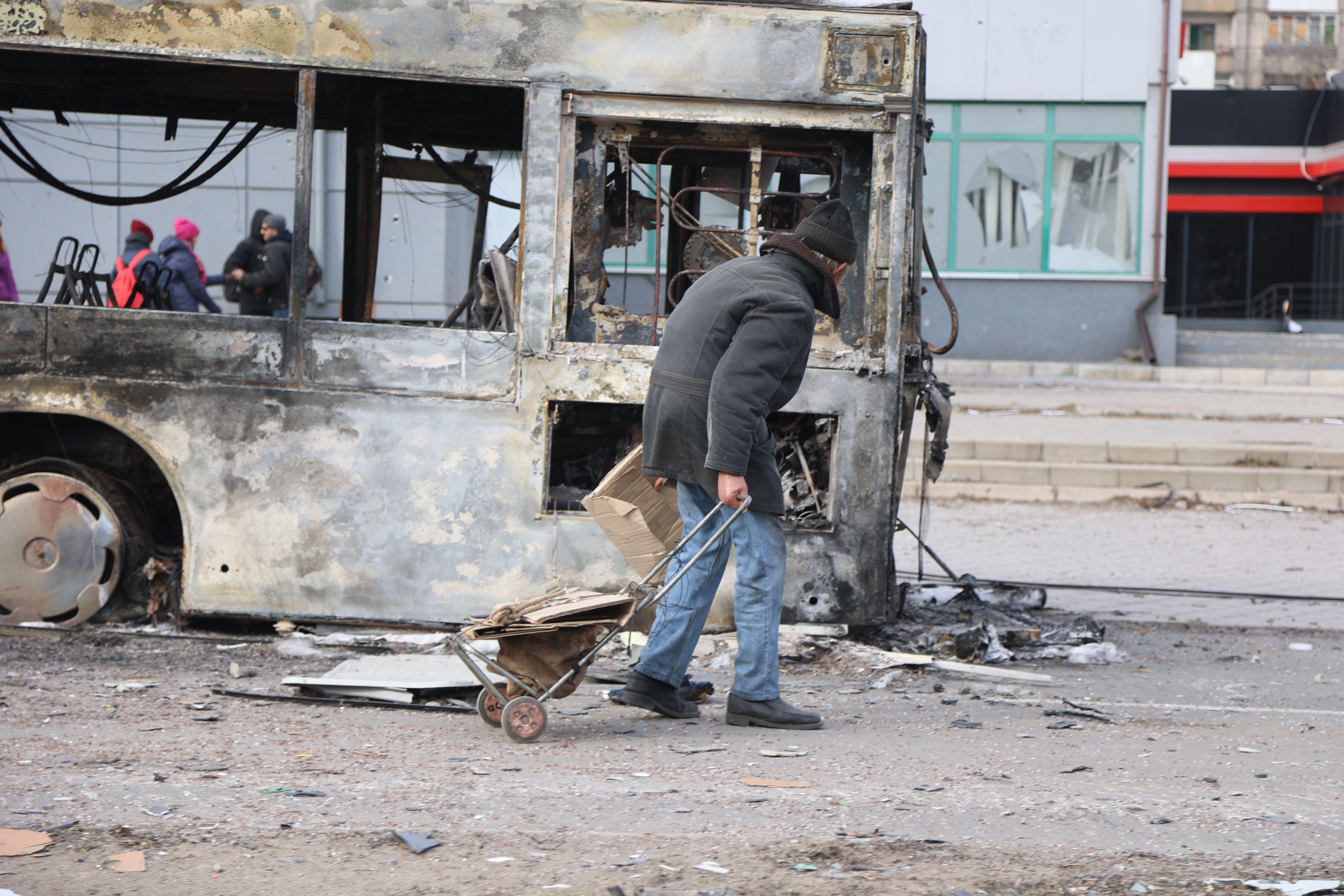 Widok zniszczonych budynków i pojazdów po zbombardowaniu ukraińskiego miasta Mariupol, będącego pod kontrolą armii rosyjskiej i prorosyjskich separatystów, 29 marca.