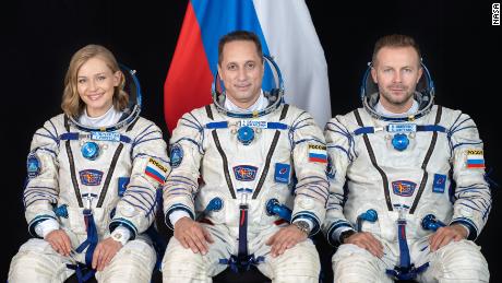 Rosyjska załoga kręci pionierski film w kosmosie i bezpiecznie wraca na Ziemię