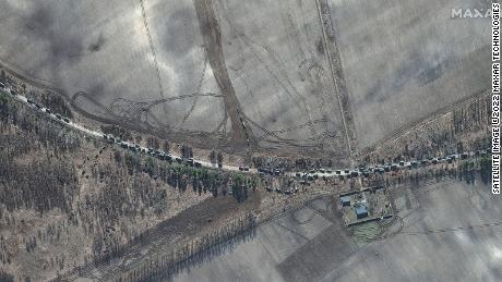 Zdjęcia satelitarne firmy Maxar Technologies pokazują konwój 28 lutego. 