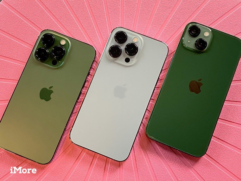 W porównaniu z Green iPhone 13 i Alpine Green iPhone 13 Pro z Sierra Blue