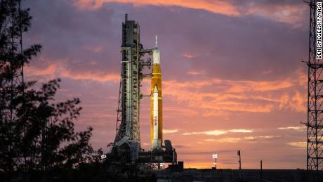 Stos rakiet Artemis I można zobaczyć o wschodzie słońca 23 marca w Kennedy Space Center na Florydzie. 