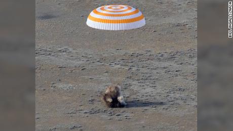 Sonda Sojuz MS-19 ląduje w odległym obszarze w pobliżu miasta Zhezkazgan w Kazachstanie z Mark Vande Hei z NASA i rosyjskimi kosmonautami Piotrem Dubrowem i Antonem Szkaplerowem w środę, 30 marca.