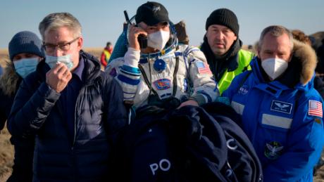 Astronauta NASA Mark Vande Hee zostaje przeniesiony do namiotu medycznego wkrótce po tym, jak on i inni członkowie załogi Peter Dubrov i Anton Shkaplerov z Roscosmosu wylądowali na statku kosmicznym Sojuz MS-19 w pobliżu miasta Zizkazgan 30 marca 2022 r. w Zizkazgan w Kazachstanie.