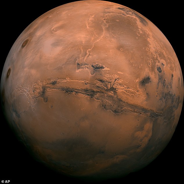 Od czasu przybycia w listopadzie 2018 r. sonda InSight współpracowała z kilkoma misjami, które orbitują wokół Marsa i wędrują po powierzchni planety: w tym z łazikiem Curiosity