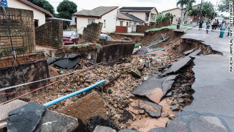 Droga i dom zostały poważnie uszkodzone po ulewnym deszczu w Durbanie we wtorek.