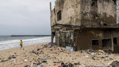 Gdy kraje spierają się o to, kto powinien zapłacić za kryzys klimatyczny, społeczność na wyspie Lagos zostaje pochłonięta przez morze 