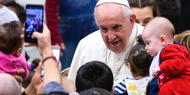 Papież Franciszek wita i błogosławi dzieci z pomocą Szpitala Pediatrycznego św. Marty w Watykanie w Sali Pawła VI.