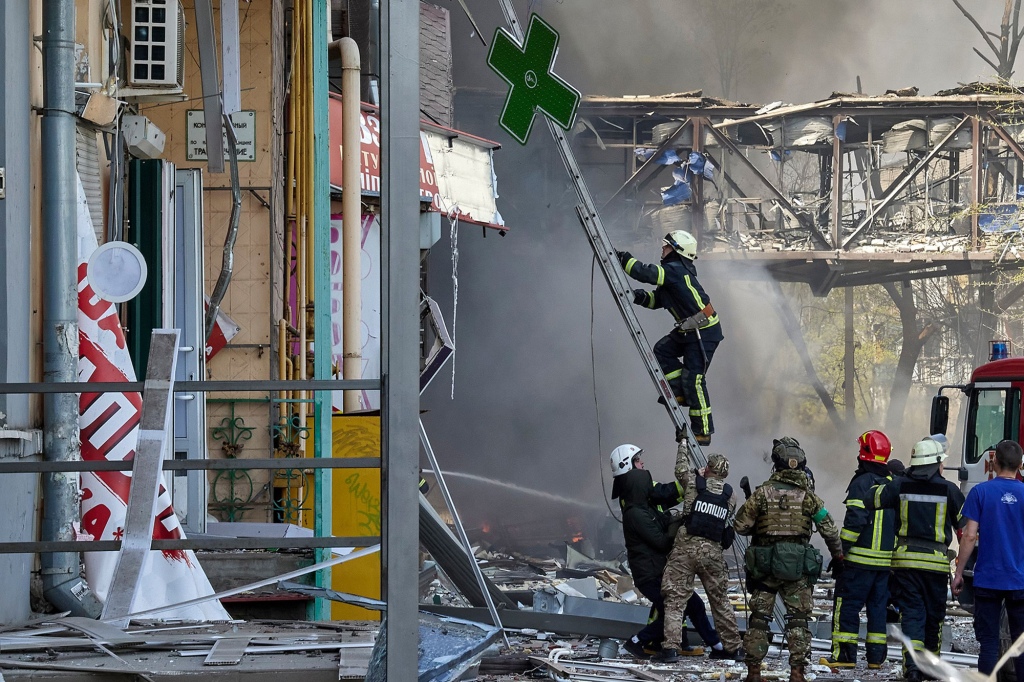 Ukraińscy strażacy przy pracy po rosyjskim bombardowaniu.