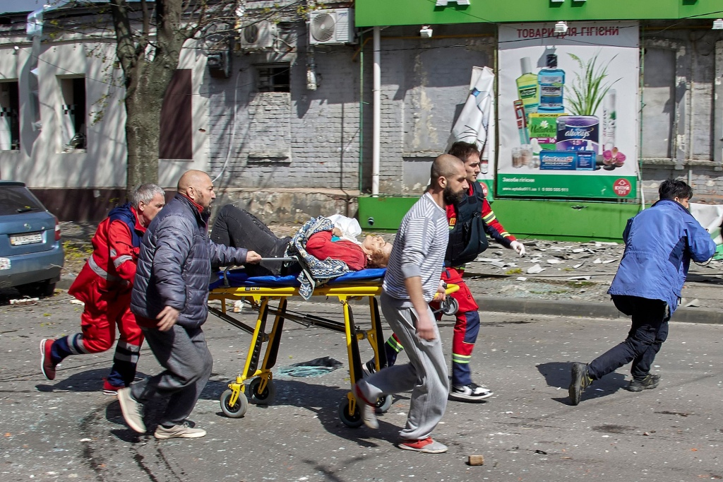 Ukraińscy ratownicy i pracownicy medyczni pomagają rannym po rosyjskich bombardowaniach.