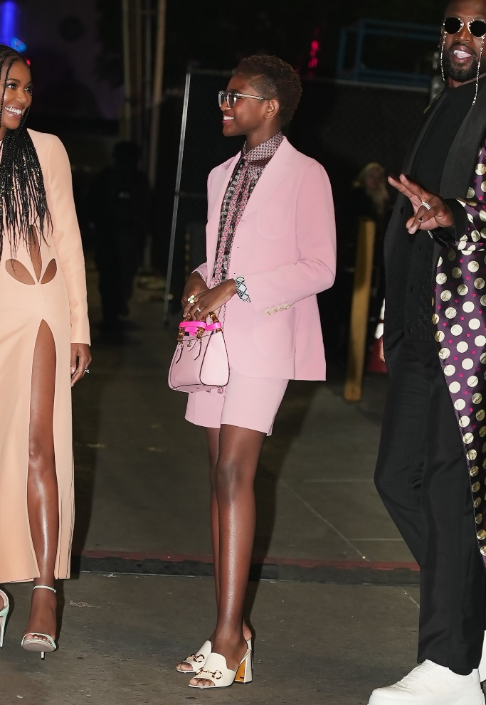 Zaya Wade, Gucci, różowy garnitur, klapki, pokaz mody Gucci Love Parade