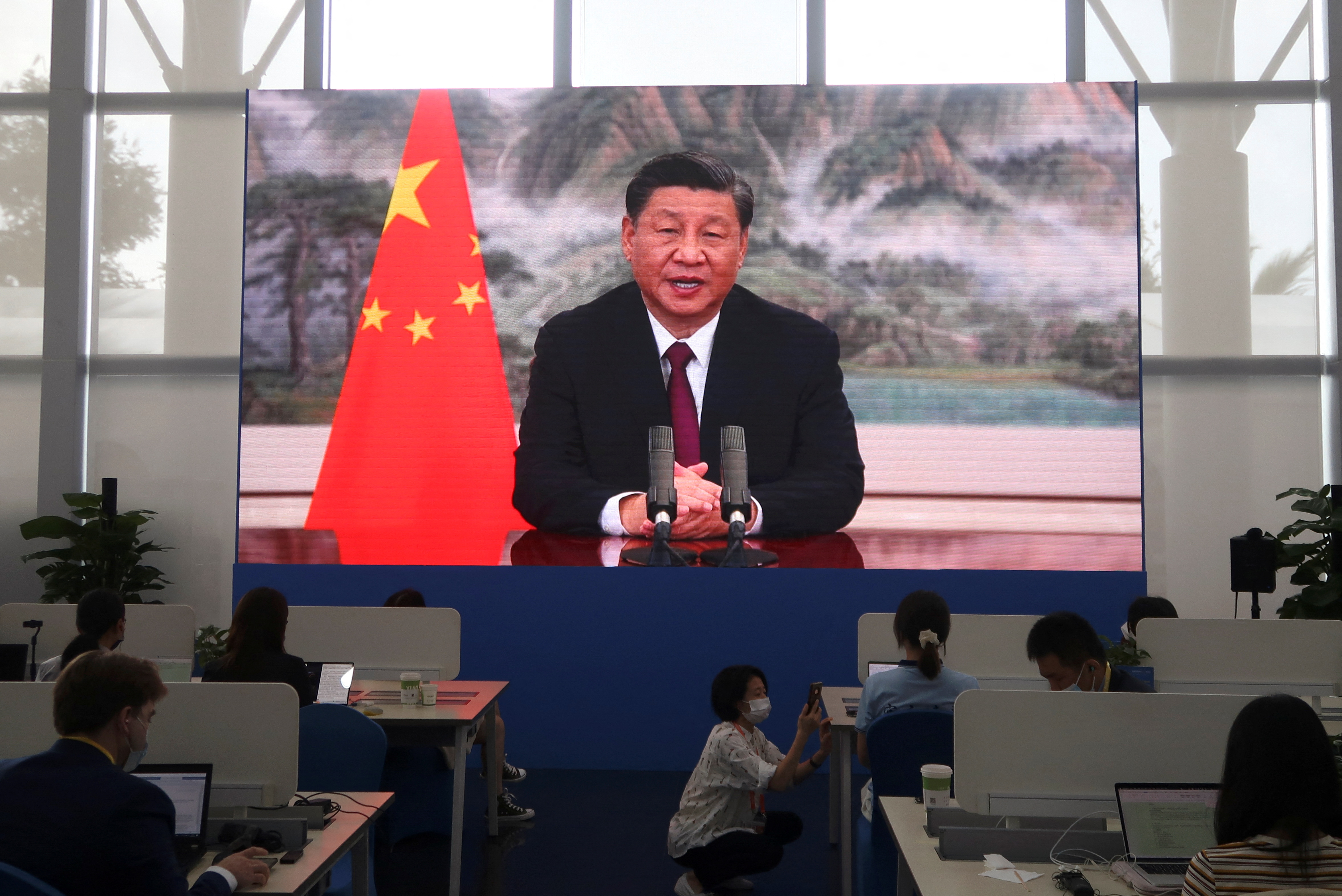 Prezydent Chin Xi Jinping wygłasza przemówienie programowe podczas ceremonii otwarcia Forum Boao dla Azji za pośrednictwem łącza wideo w Boao.