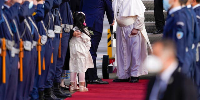 Grecki minister spraw zagranicznych Nikos Dendias przyjmuje papieża Franciszka po jego przybyciu na międzynarodowe lotnisko Eleftherios Venizelos w Atenach, Grecja, w sobotę 4 grudnia 2021 r.