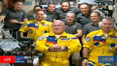 rosyjskich kosmonautów  przytłoczony & # 39 ;  Astronauta NASA mówi o kontrowersji wokół przybycia na Międzynarodową Stację Kosmiczną w żółtych skafandrach kosmicznych