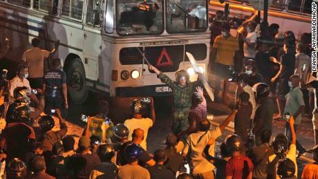 Policjant Sri Lanki próbuje rozproszyć protestujących w Kolombo, 31 marca 2022 r. 