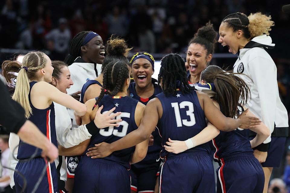 UConn Huskies świętują po pokonaniu Stanforda w półfinale kobiet NCAA 2022 1 kwietnia 2022 r. w Target Center w Minneapolis.  (Andy Lyons/Getty Images)
