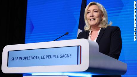 Marine Le Pen przemawia do swoich zwolenników w niedzielę po pierwszej turze wyborów prezydenckich we Francji.