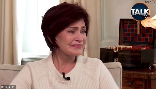 ROZBICIE: Osobowość telewizyjna Sharon, lat 69, rozpłakała się w czwartek po tym, jak potwierdziła, że ​​wraca do Stanów Zjednoczonych, aby pomóc mężowi.