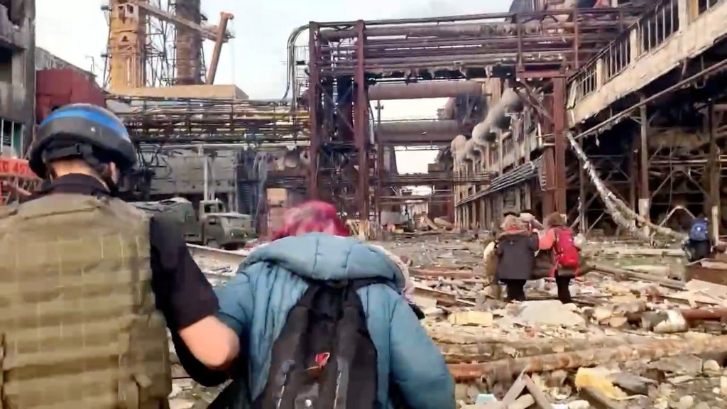 Członkowie Pułku Azowskiego spacerują z cywilami podczas prowadzonej przez ONZ ewakuacji z rozległej huty Azovstal, prawie dwa miesiące po wojnie oblężniczej na miasto przez Rosję podczas inwazji w Mariupolu na Ukrainie na tym zdjęciu z postu opublikowanego 1 Maj 2022. 