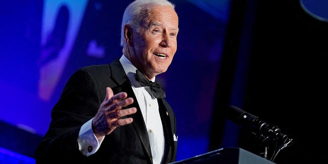 Prezydent USA Joe Biden przemawia podczas dorocznej kolacji dla Stowarzyszenia Korespondentów Białego Domu w Waszyngtonie, USA, 30 kwietnia 2022 r. REUTERS / Al Drago