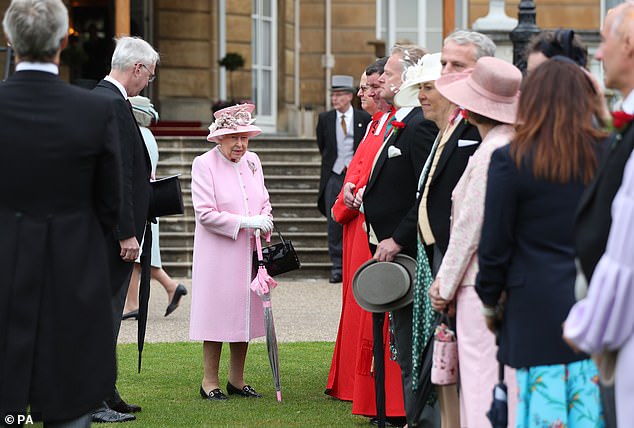 2019 – Królowa uczestniczy w przyjęciu w ogrodzie w Pałacu Buckingham w Londynie 29 maja 2019 r.