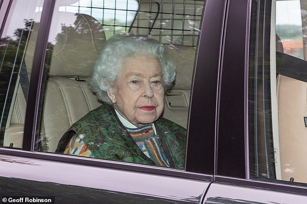 Królowa leci przez Sandringham do helikoptera z powrotem do Windsoru 27 kwietnia