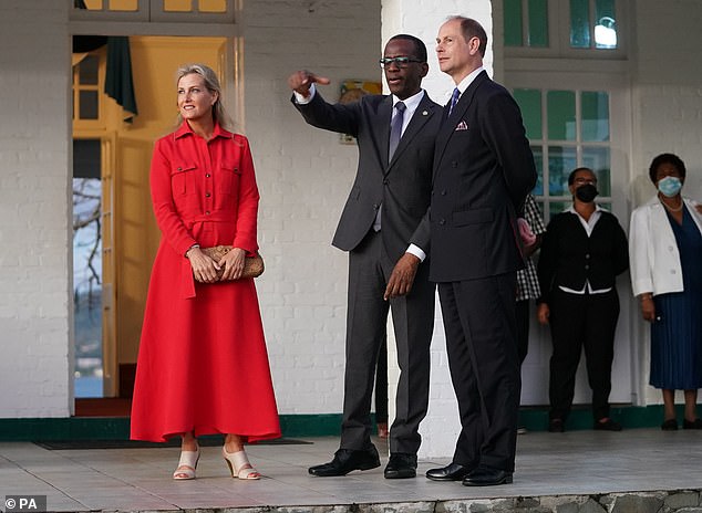 Książę Edward i Sophie, hrabina Wessex, spotkają się z Philippem Pierre, premierem Saint Lucia, w jego rezydencji na karaibskiej wyspie na początku trasy w zeszłym miesiącu, 22 kwietnia.
