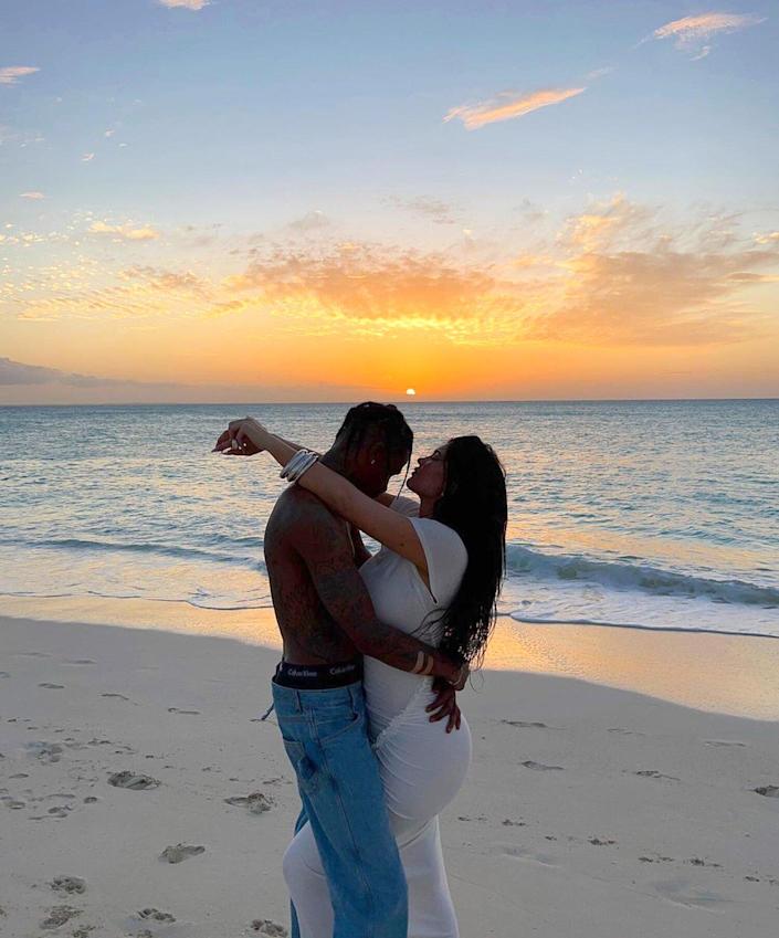 Kylie Jenner i Travis Scott Poza robią romantyczne zdjęcia na plaży i karmią jaszczurki z córką Stormi