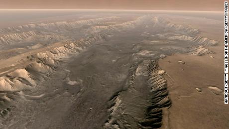 & # 39;  duże ilości wody & # 39 ;  Znaleziony na Marsie & # 39;  Ogromna wersja Wielkiego Kanionu