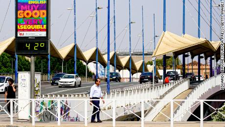 Termometr miejski na moście Puente del Cachorro wskazuje w Sewilli 42 stopnie.