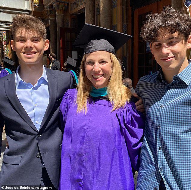 SZCZĘŚLIWA MATKA: Jessica - która ma trójkę dzieci z Jerrym - opublikowała jedno zdjęcie z synami Julianem (po prawej), 19 lat i Sheppardem (po lewej), 16, którzy są połączeni